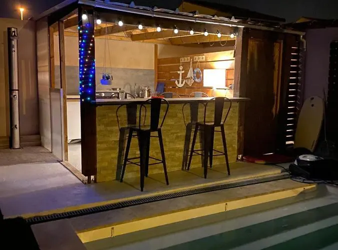 Jolie Climatisee Piscine Parking פרפיניין